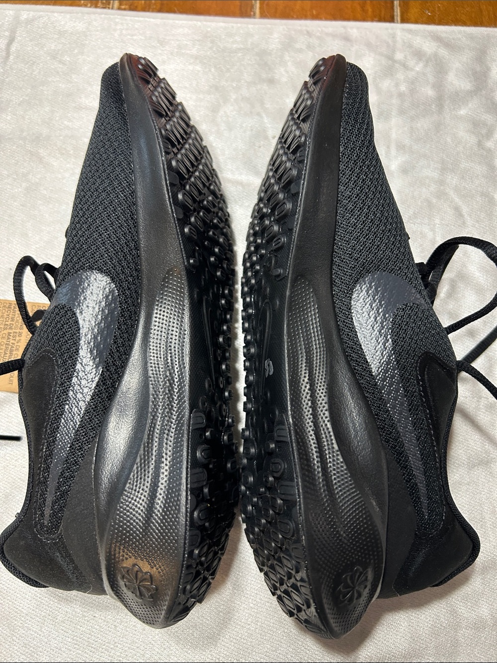 Nike Revolution New sneakers triple black- running - unisex 8.5 - Picture 9 of 10